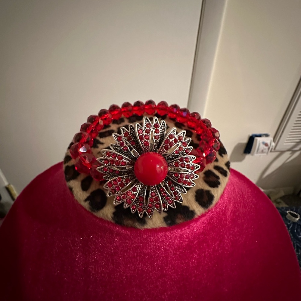 NWOT: Flower stretch beaded bracelet it’s a snap bracelet… 💐